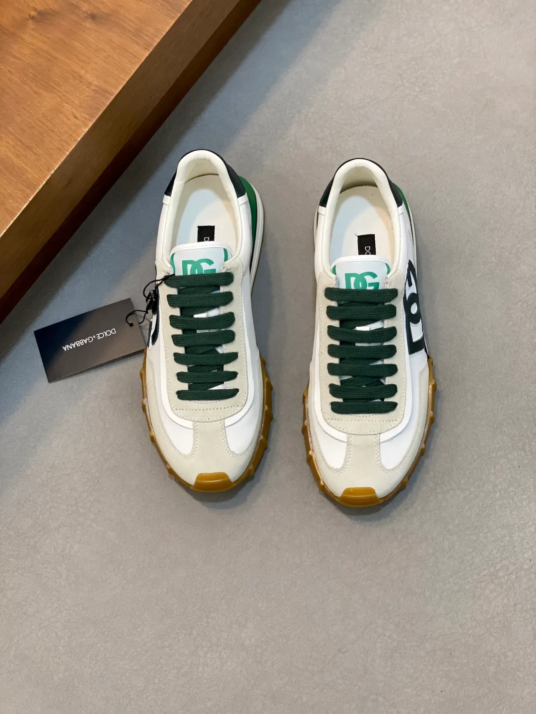 💰800 Dolce&Gabbana/Dolce & Gabbana men’s new casual sports shoes This sneaker is made of multiple materials. The nylon fabric upper is integrated with glossy leather, suede leather and rubber elements, and is decorated with reflective details. It has a silk-screen logo and a dual design of thick round and flat laces. It has a square toe, rubber foam midsole and gear pattern rubber composite sole decorated with the iconic "DG" logo. The shoe body is decorated with three-dimensional labels with the brand logo in many places. The style is fashionable and elegant, and the unique design is presented in a dazzling and modern new language. The fabric towel lining is paired with logo cowhide feet for a stylish and stylish look! Comes with a full set of packaging! Size: 39-40-41-42-43-44 leather shoe size (38/45 can be customized but does not support returns)